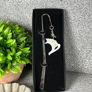 NIB Beautiful Floral Bowed Silver Toned Bookmark